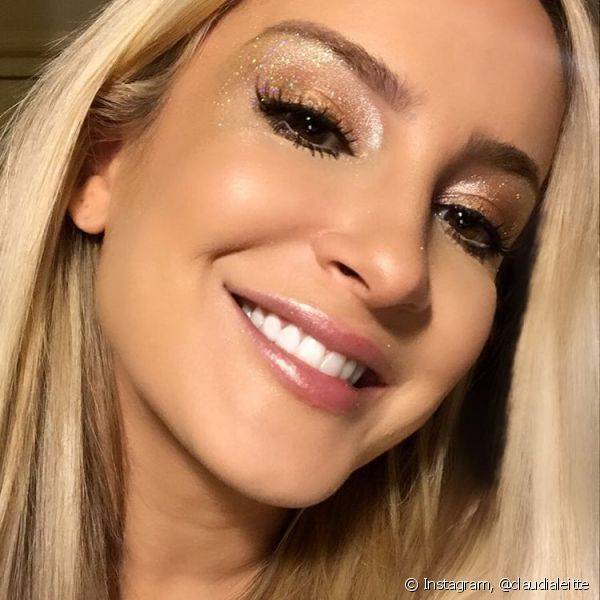 Claudia Leitte chamou aten??o por optar por uma make bem iluminada com glitter em clique para os seus seguidores (Fotos: Instagram @claudialeitte)